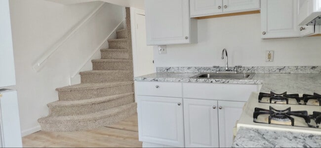 Building Photo - 301 Somerset St