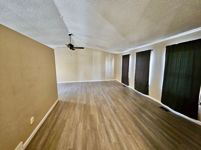 Foto del edificio - Lovely 4 bedroom home in Northeast Colorad...