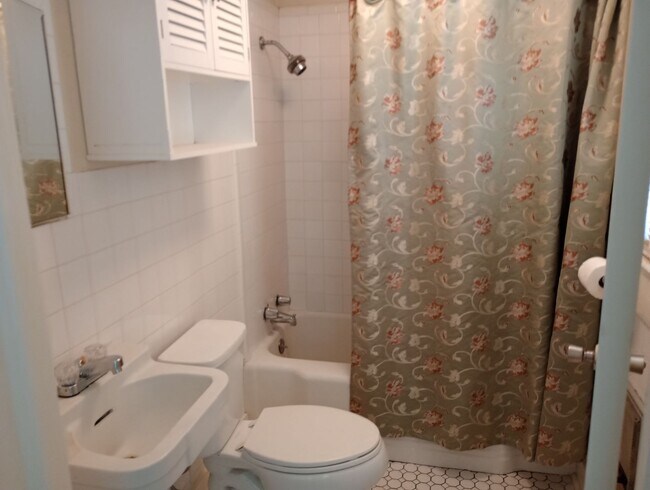 Building Photo - Updated 1/1 near downtown