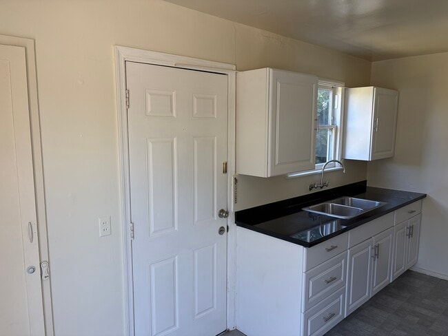 Building Photo - 917 Dwight Way