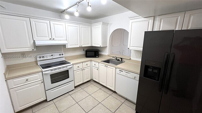 Foto del edificio - 711 N Pine Island Rd
