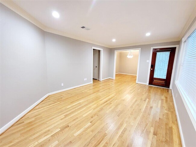 Building Photo - 4811 Wedgewood Dr