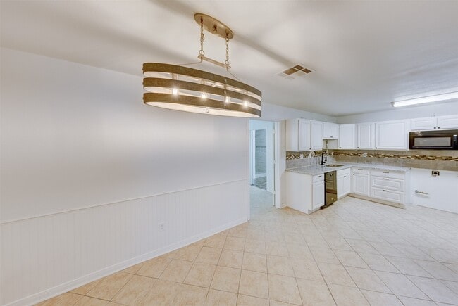 Building Photo - 309 Robbie St