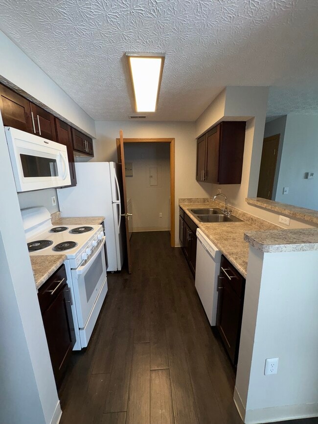 1.1 Cocina - Crosswinds Village Apartments