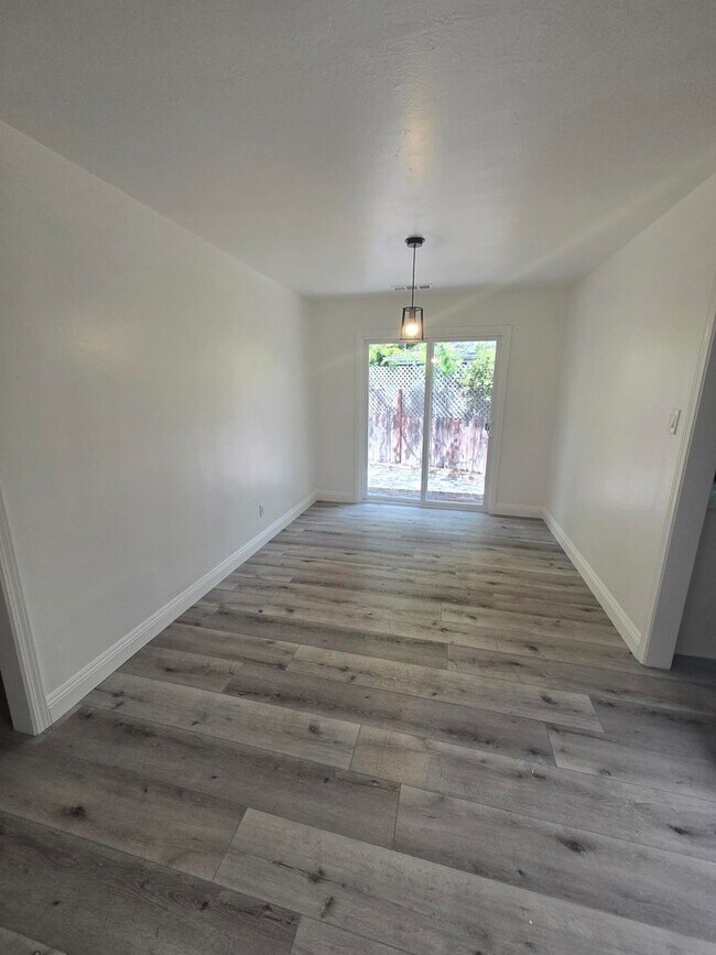 Building Photo - Inviting 3-Bed/2-Bath Home - Menlo Park