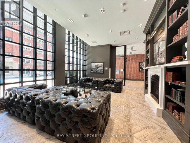 Photo du bâtiment - 608-1608 Richmond St W