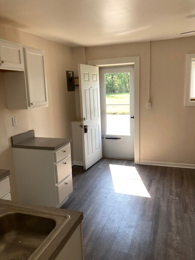 Foto del edificio - 2921 Saginaw Street, Unit 105 Peer St.