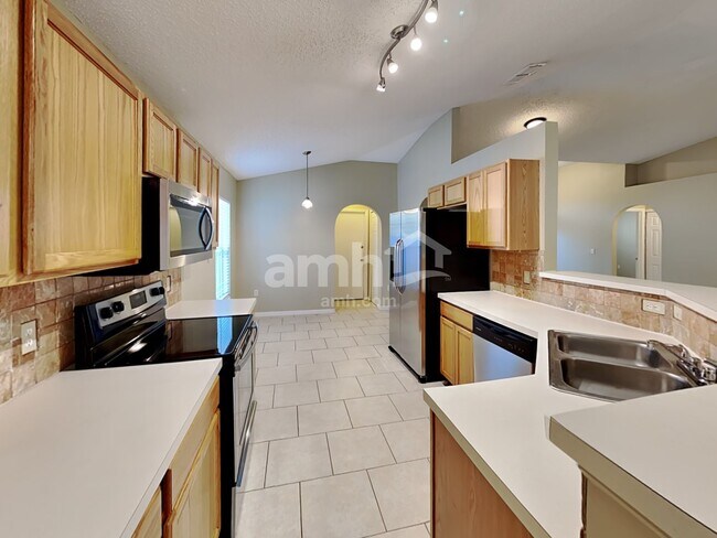 Foto del edificio - 16560 Corner Lake Dr