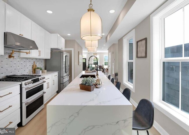 Building Photo - 1032 W Franklin St