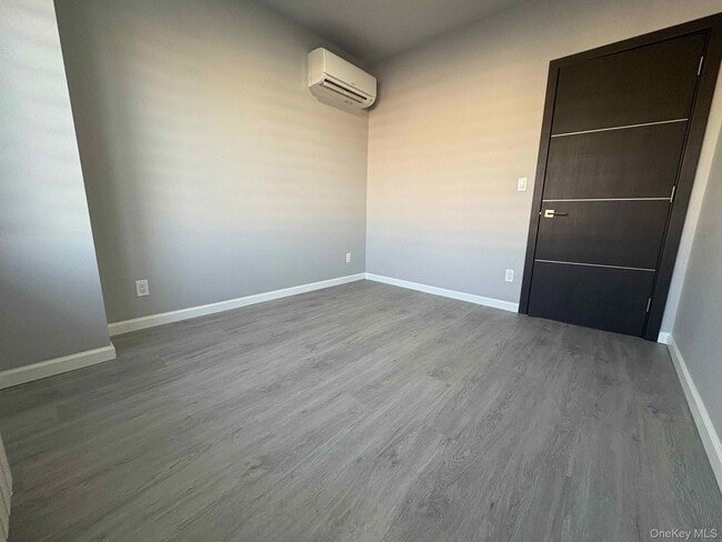 Foto del edificio - 58-46 Fresh Pond Rd