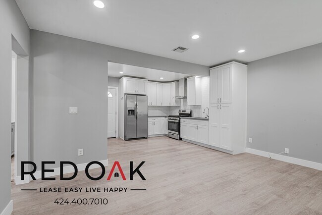 Building Photo - Charming Three Bedroom Walk-Up with Lots o...