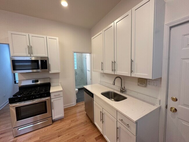 Building Photo - 1350 N Greenview Ave