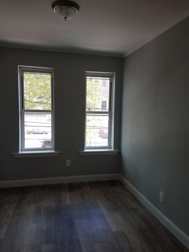 Building Photo - 572 Georgia Ave