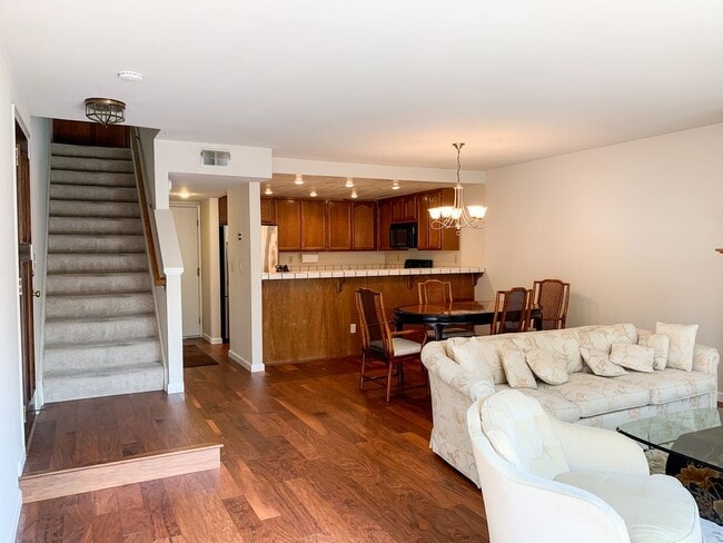 Building Photo - Lovely 2 Bedroom Hamilton Place Townhouse
