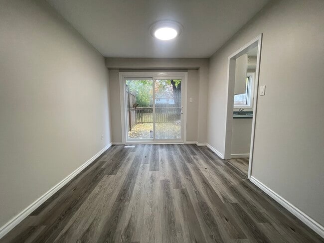 Photo du bâtiment - Detached Home In Stoney Creek!