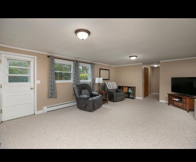 Family room - 1045 Forest Hills Dr SW