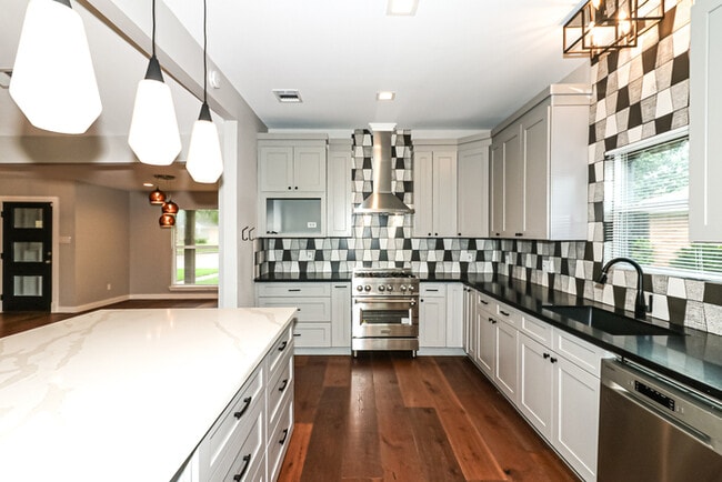 Building Photo - 5151 Kingfisher Dr