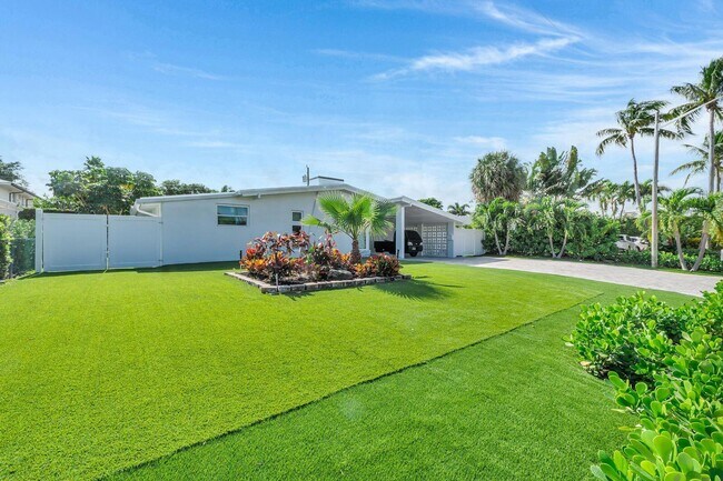 Building Photo - 530 NE 17th St