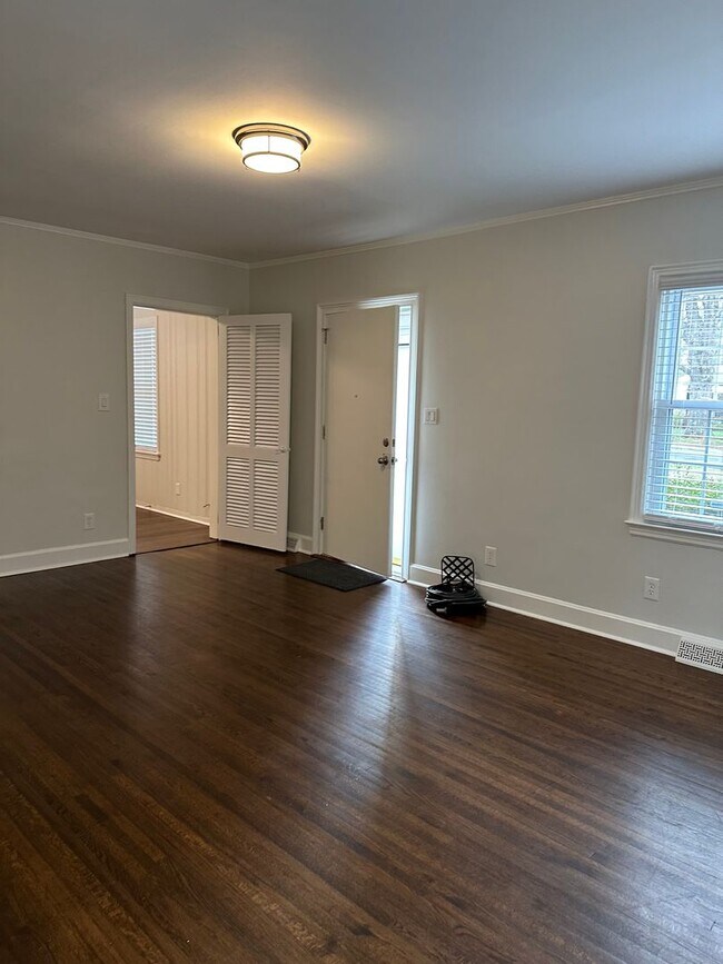 Foto del edificio - This spacious 2 bedroom home has an airy feel. Located in a neighborhood minutes from downtown an...