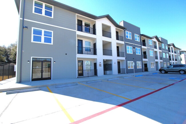 Building Exterior - Paraiso At Nordling