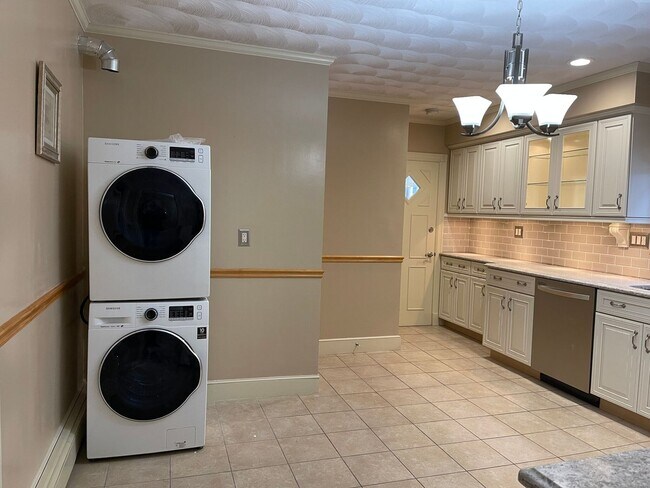 Foto del edificio - Beautifully renovated 3 bed with In-unit l...
