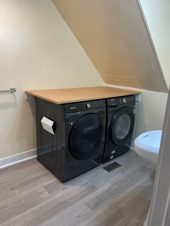 Building Photo - 7 River St