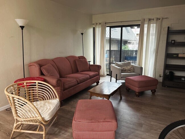 Foto del edificio - 941 N Euclid Ave