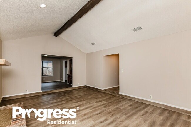 Building Photo - 3621 Willowbrook Dr