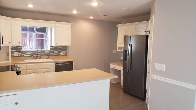 Building Photo - Large 3Bed/2Ba Brick Home in a Quiet Neighborhood Near Downtown!