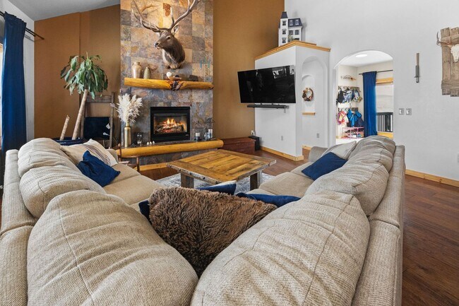 Building Photo - Spacious 6-bedroom, 4.5-bathroom home is i...