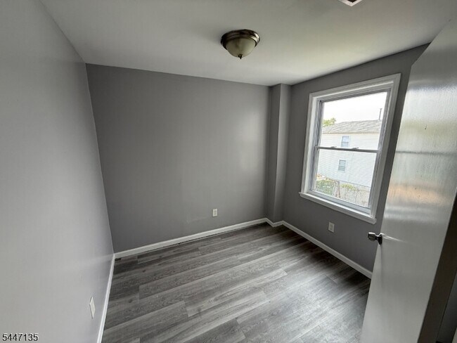 Foto del edificio - 244 1st St