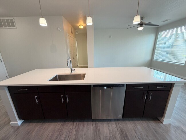 Foto del edificio - Like-New 3-Bed Condo with Resort-Style Amenities Steps from Cherry Creek Trail