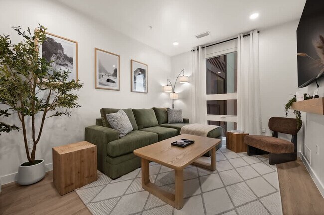 Building Photo - 646 S 400 W