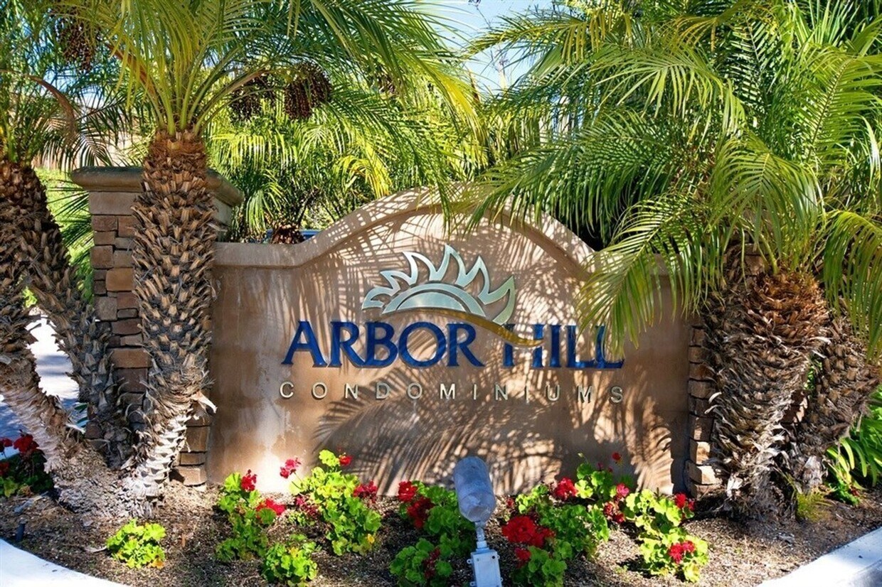 Foto principal - Upper Level Condo in Gated Arbor Hill!