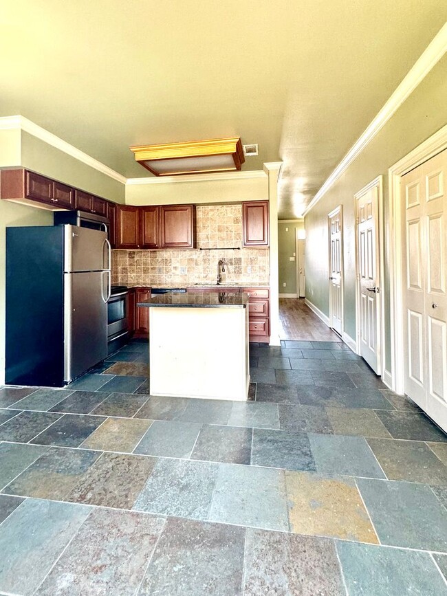 Building Photo - Beautiful and Spacious 2BD/2.5BA Condo in ...