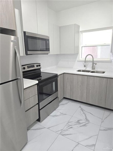 Building Photo - 3201 Magdalena St