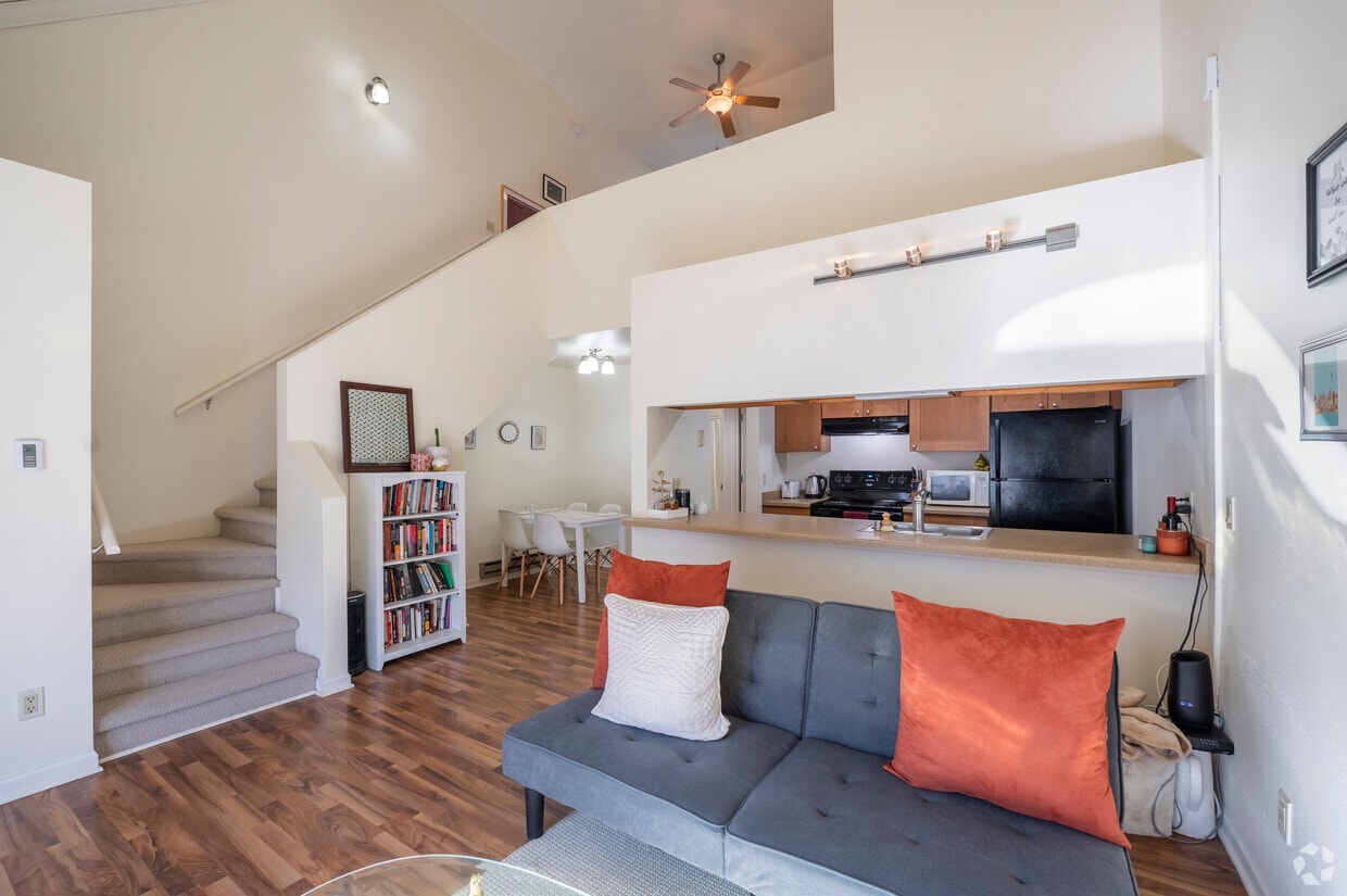 1BR, 2 BA - 840SF - Living Room - Lakepoint Commons