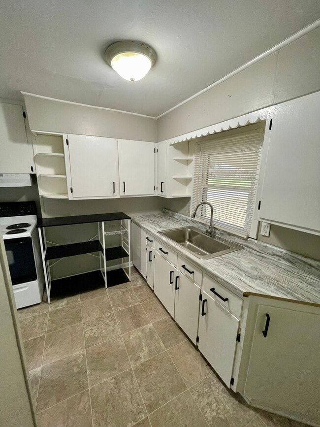 Kitchen - 301 N Kirkman St
