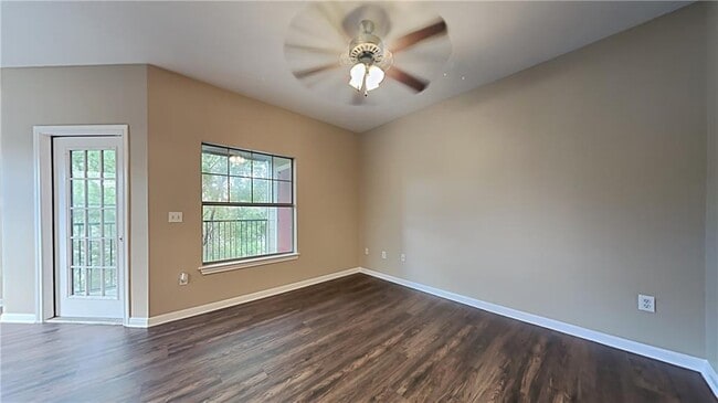 Foto del edificio - 2320 Gracy Farms Ln