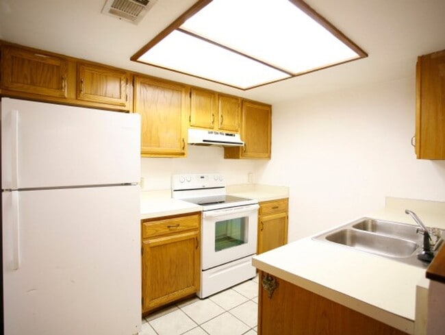 Building Photo - Beautiful 2 bedroom/ 2 bath townhome