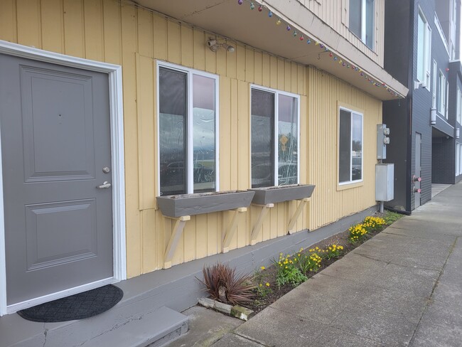 Building Photo - 1715 Harbor Ave SW