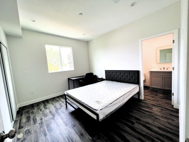 Foto del edificio - 1230 Rolland Curtis Pl