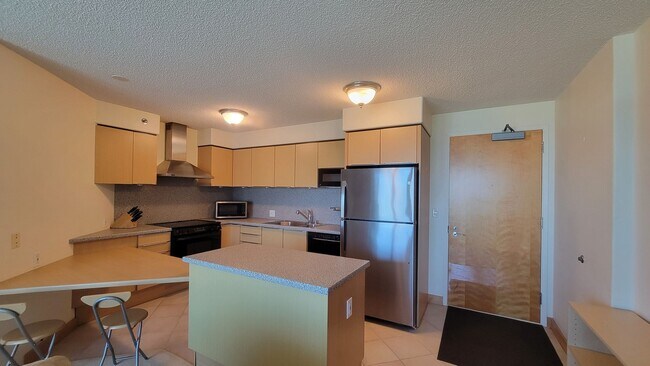 Building Photo - Fully Furnished 1 Bed 1 Bath 1 Parking in ...
