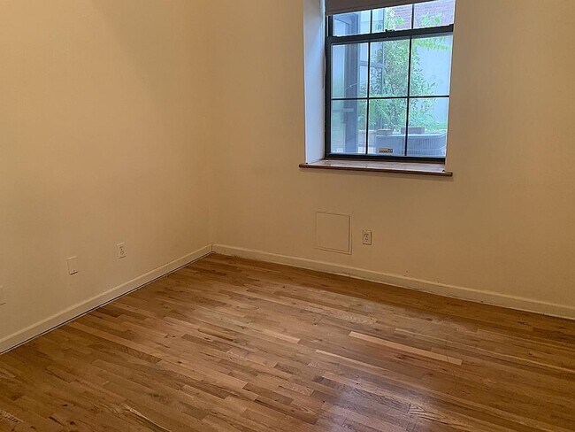 Building Photo - 1015 Grand St