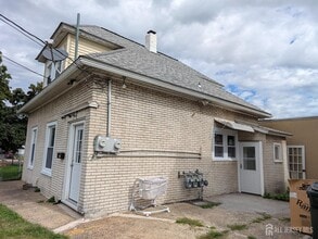 Building Photo - 121 Kossuth St