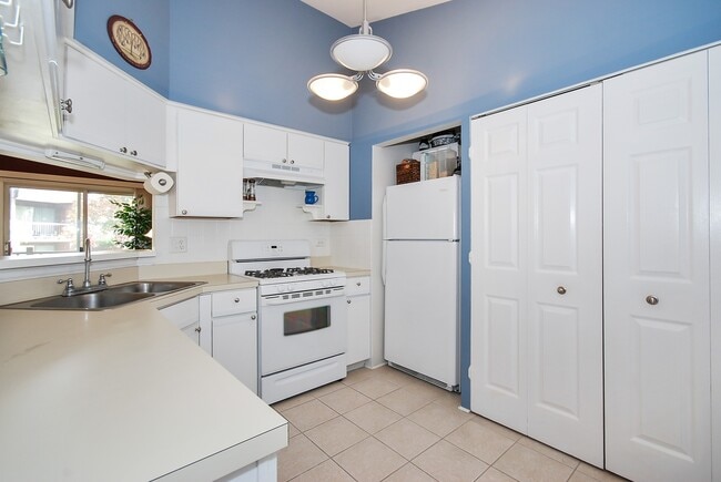 Building Photo - 385 Sandhurst Cir