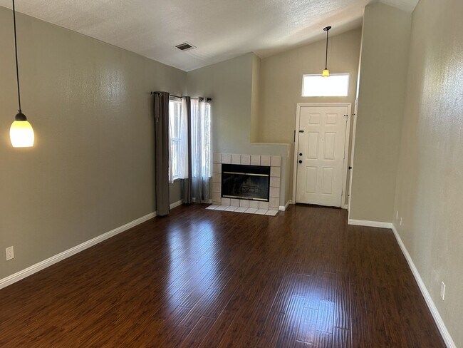 Building Photo - Wonderful 3 Bedroom, 2 Bath Home in Glen Cove