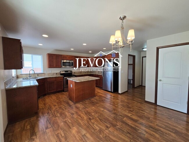 Building Photo - Inviting 3-bedroom single-family home with...