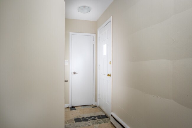 Building Photo - THREE BEDROOM-1.5 BATH TOWNHOME IN NORTH LONDON