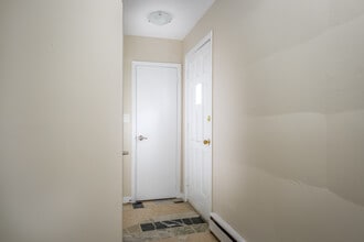 Building Photo - 153 Arbour Glen Crescent